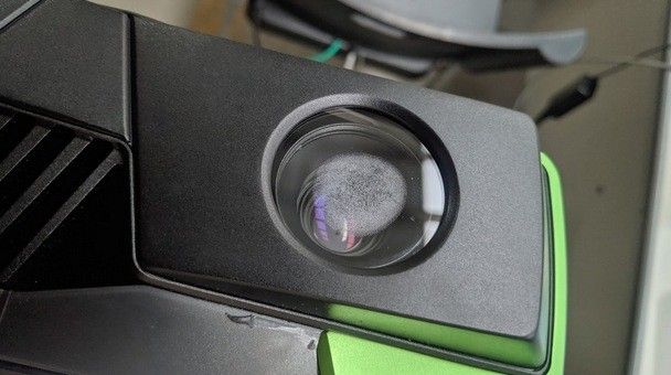 렌즈창에 결로 현상이 있는 Zivid One+의 사진.